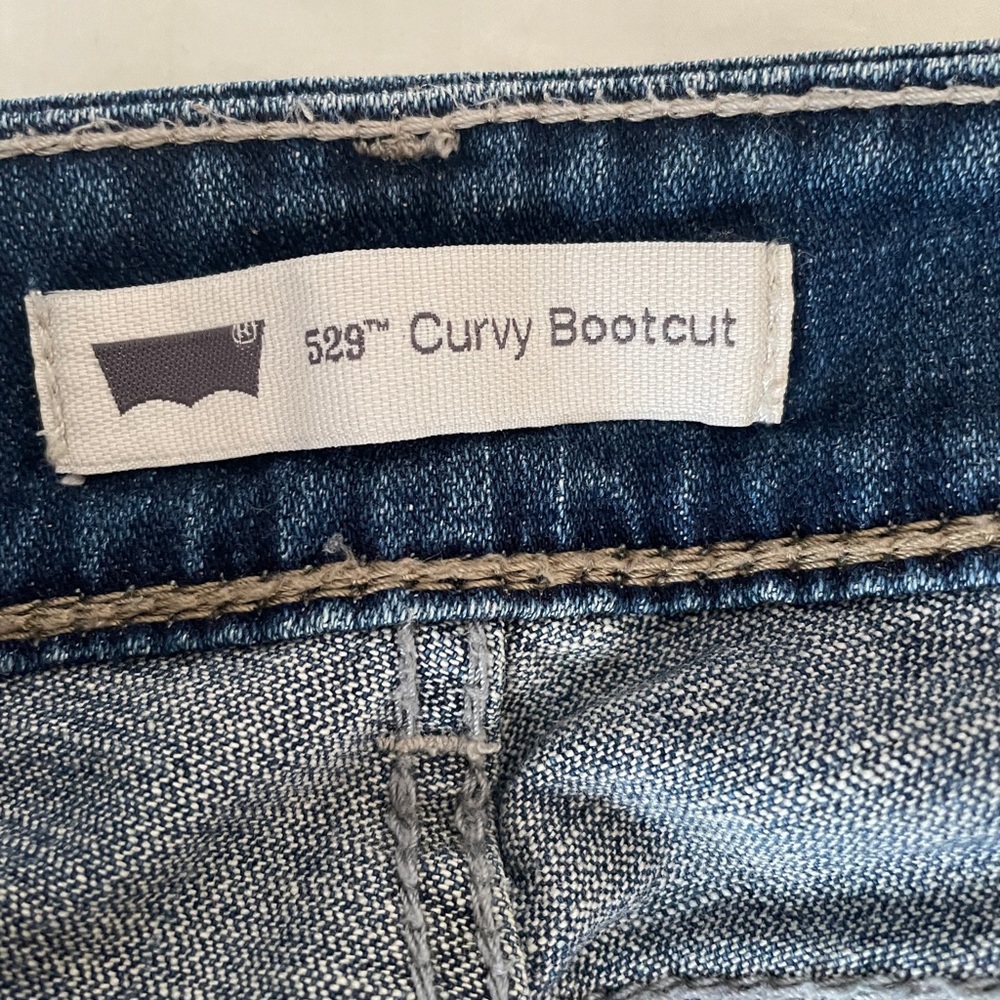 529 Levi’s curvy boot cut size 27. Great condition. I’m 5.2 inches tall.